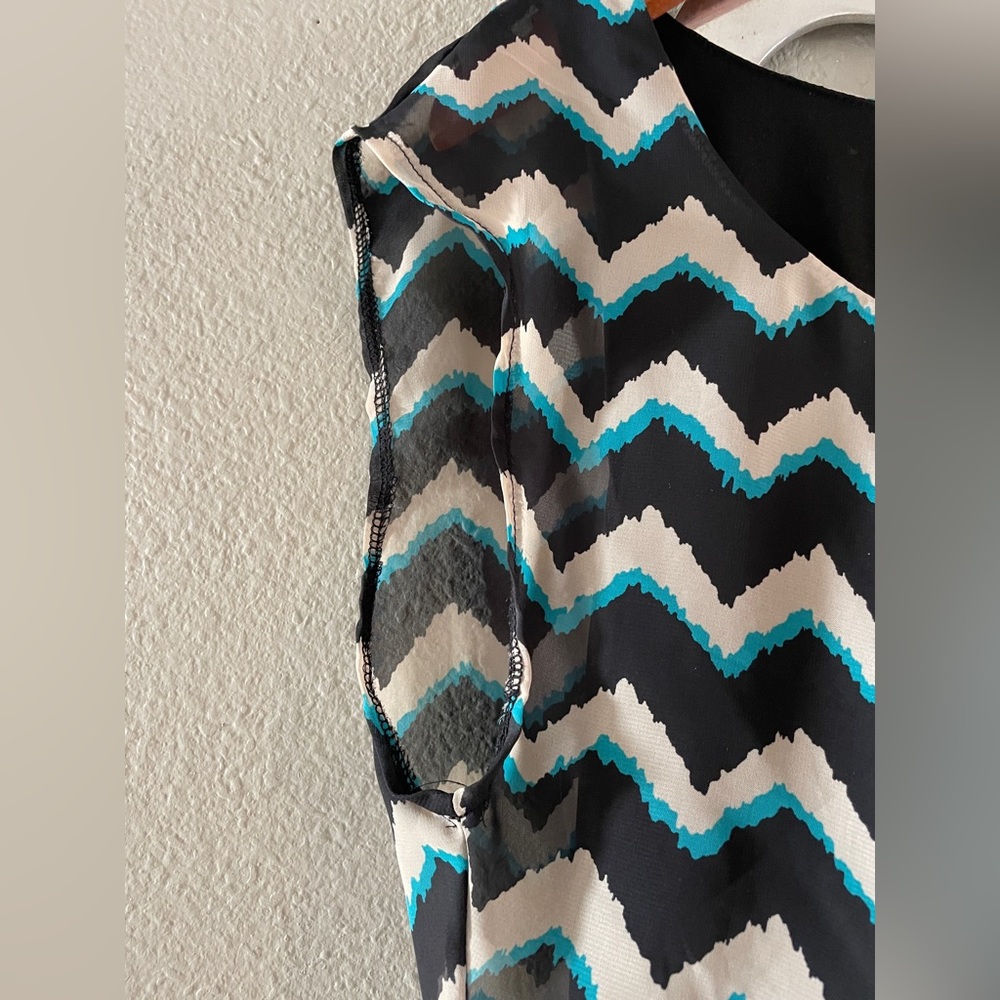 LILY ROSE Chevron Dress - Picture 5 of 6